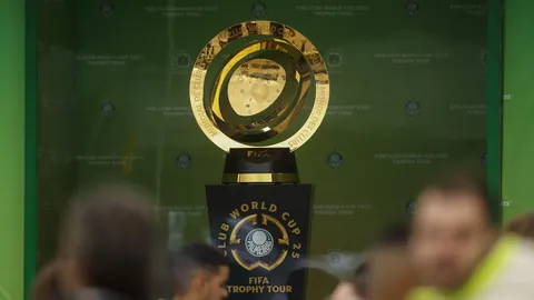 “利物浦险胜解析：萨拉赫替补之谜，长期布局悬念待解？”